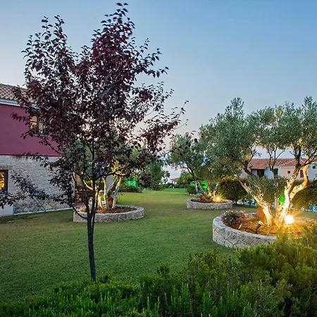 Rastoni Fabienne Shared Pool Maisonette, Vilă