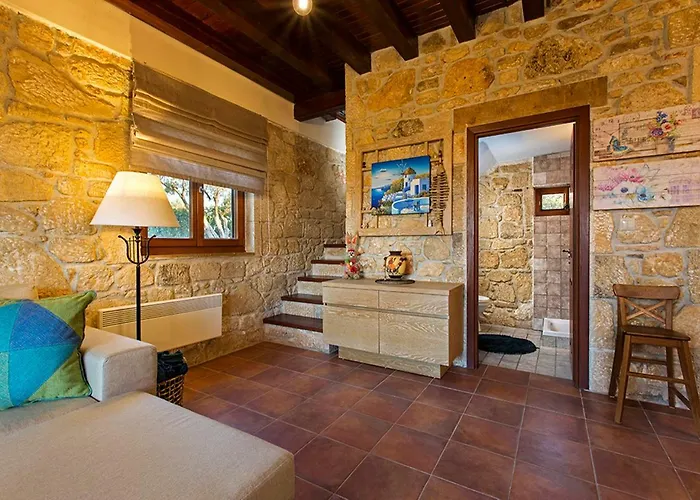 Rastoni Fabienne Shared Pool Maisonette, Vilă